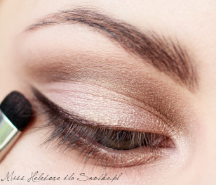 Pędzelkiem do smoky eye nakładam wzdłuż linii górnych rzęs kasztanowy, metaliczny cień.