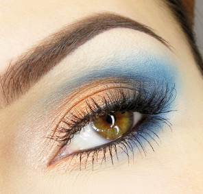 Na linię wodną nanoszę czarny eyeliner w żelu oraz tuszuję górne i dolne rzęsy. Jeśli Twoje rzęsy ‘niedomagają’ doklej sztuczne