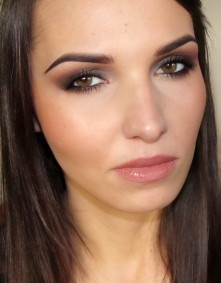 Bronzer maçãs do rosto modelado nas bochechas impor um rosa delicado.  Boca se comportar na cor natural