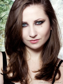 Usta malujemy bladoróżową szminką. Nasz jesienny smokey eye jest gotowy!