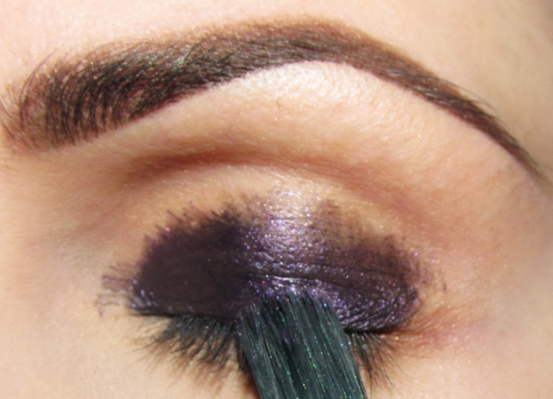 Na całą powiekę aż do załamania nakładam wodoodporny eyeliner w żelu.