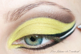 Pomiędzy dwoma wcześniej namalowanymi kreskami, nakładam biały eyeliner, który wzmacniam białym cieniem.