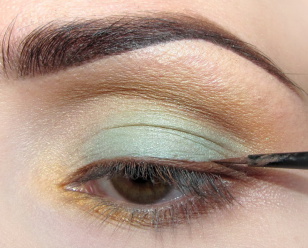 Cień użyty przed chwilą mieszam ze specjalnym płynem i tworzę brązowy eyeliner. 