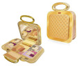 Pupa Beauty Bag Style & Luxury zawiera: 1 kremowy korektor, 1 podkład w kompakcie, 1 puder prasowany, 1 puder brązujący, 2 róże do policzków, 2 pudry do twarzy i ciała, 7 cieni prasowanych, 5 połyskujących cieni prasowanych, 2 aplikatory do cieni, 1 kredkę do oczu, 1 tusz do rzęs, 8 błyszczyków do ust, 1 kredkę do ust (Cena: 275 zł)
