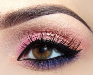 Na linię wodną również nakładam żelowy eyeliner – to doda makijażowi pazura i wyostrzy spojrzenie, zarazem nadając mu wieczorowy charakter.
