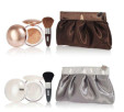 Pupa Luxury All Over Kit: rozświetlający puder do twarzy i ciała Pupa Luminys Luxury All Over, pędzel do makijażu i elegancka kosmetyczka (Cena: 119 zł)