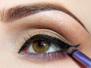 W miejscu gdzie eyeliner styka się z fioletem delikatnie rozcieram kreskę zostawiając jednak ostre zakończenie. 