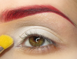 Wewnętrzny kącik pokrywam matowym białym cieniem; nakładam go również na znaczną część powieki