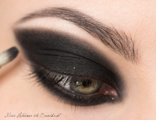 Uma escova pequena e macia esfregue suavemente limita ainda mais as sombras, não era muito rígidos limites impostos maquiagem.