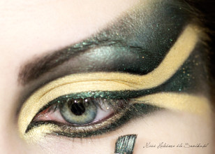 Wzmacniam eyeliner tym samym, ciemnozielonym cieniem. Podkreślam też wewnętrzny łuk oka, oraz brwi.